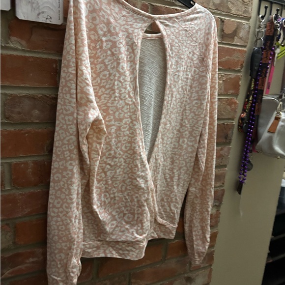 Ariat Womens Riot Top Leopard Print Draped Open Back Long Sleeve Pullover Medium - Picture 3 of 3